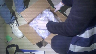 Полицейские в Алматы не позволили иностранцу получить посылку с гашишем