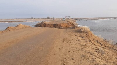 В Атырауской области из-за паводка вскрыли участок дороги