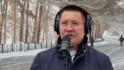 Аким Павлодарской области вместе с горожанами спел на набережной любимую песню казахстанцев о маме