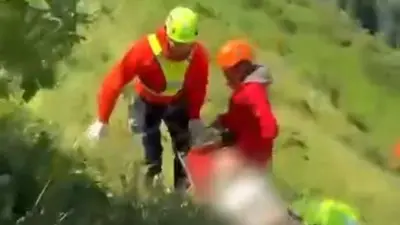 Сорвалась с обрыва: в горах Алматы спасатели с помощью вертолета эвакуировали травмированную девушку