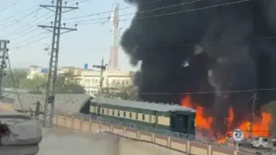 Террорист-смертник протаранил на авто пассажирский поезд в Пакистане, 24 человека погибли