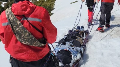 Спасатели пришли на помощь туристам на пике Фурманова