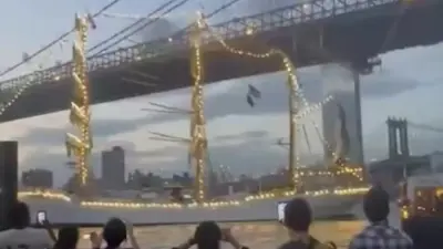 Мексиканский парусник врезался в Бруклинский мост в Нью-Йорке, на борту было почти 300 человек