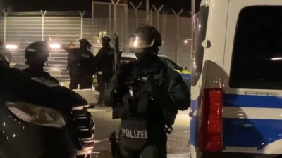 В аэропорту Гамбурга мужчина с ребёнком требует вылета в Турцию