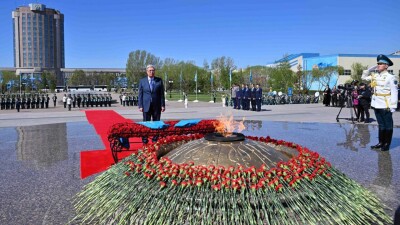 Касым-Жомарт Токаев возложил цветы к монументу "Отан Ана"