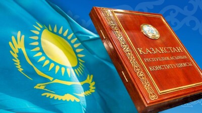 "Прочный гарант нашей государственности". Президент поздравил казахстанцев с Днём Конституции