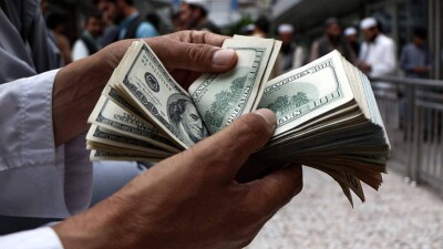 Сколько стоят доллар и рубль в обменниках Казахстана 2 апреля