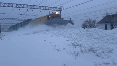 В КТЖ показали, как в Жамбылской области пробивают путь для пассажирских поездов