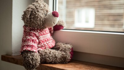12-летняя девочка выпала из окна пятого этажа в Щучинске