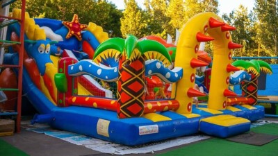 В парке Уральска батут сдулся в момент, когда на нём находились дети