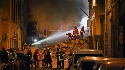 Не менее пяти человек пострадали после обрушения дома в Марселе, мэр заявил о возможных жертвах