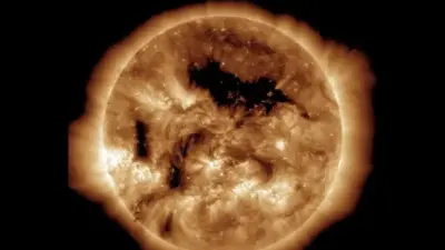 Корональная дыра приближается к Земле. Чего от неё ждать?