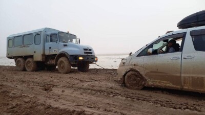 На трассе Кызылорда – Павлодар машины утопают в грязи