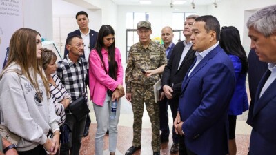 Алихан Смаилов на шахте "Карагандинская" встретился с семьями погибших шахтёров