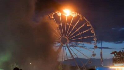 В Германии загорелось колесо обозрения с людьми в кабинках
