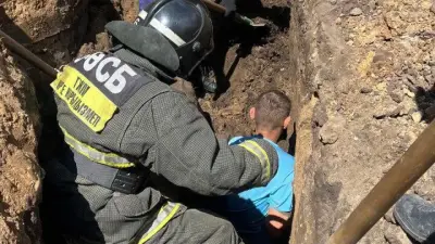 В Костанае мужчину засыпало грунтом в двухметровой траншее