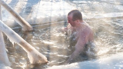 В МЧС напомнили правила купания в Крещение