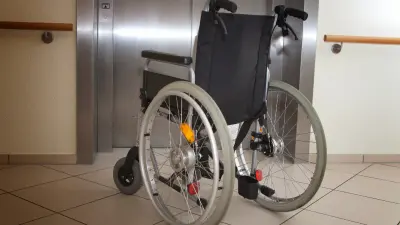 В столичном суде рухнул подъемник для инвалидов, женщина выпала из коляски