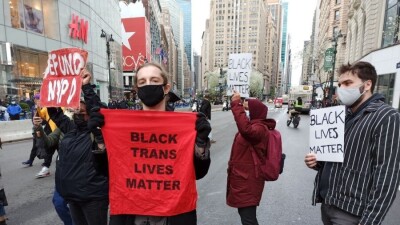 В Нью-Йорке проходят протесты против полицейского насилия