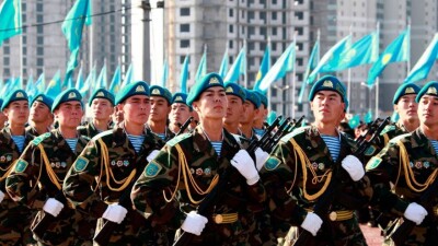 Президент поздравил казахcтанцев c Днём защитника Отечеcтва