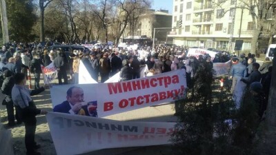 В Бишкеке сотрудники НИИ на митинге требуют отставки главы Минздрава
