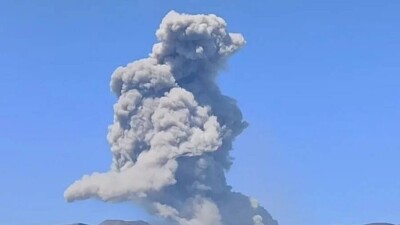 Курильский вулкан выбросил пар с газом на восемь километров