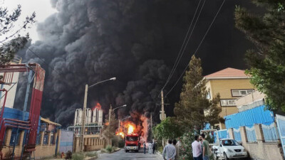 Пожар на химическом заводе в Иране: двое пострадали, сгорела пожарная машина