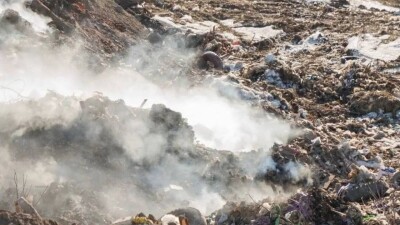 "Надо потерпеть". В Кокшетау десятые сутки горит мусорный полигон