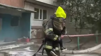 40 человек эвакуировали спасатели во время пожара в жилом доме в Караганде