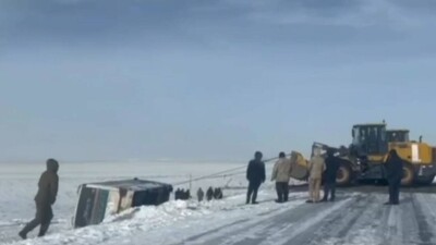 В Абайской области автобус с пассажирами слетел с трассы из-за сильного ветра