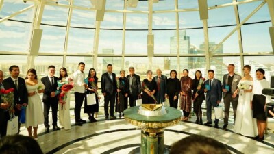 Торжественную церемонию бракосочетания провели на вершине "Байтерека"