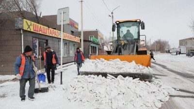 Как устраняют последствия апрельского снегопада в Астане