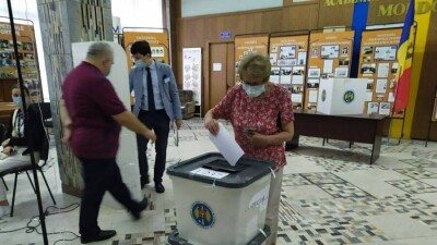В Молдове начались досрочные парламентские выборы