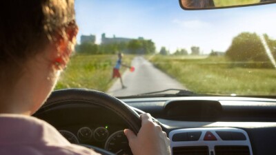 В Абайской области 18-летний водитель наехал на 15-летнюю девочку. Школьница в тяжёлом состоянии