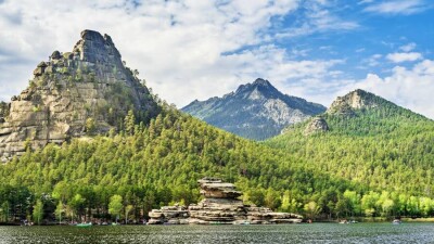 70 человек пешком пошли тушить возгорание на горе Кокшетау в нацпарке "Бурабай"