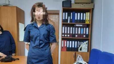 Нетрезвая девушка в полицейской форме ходила по улицам Актобе