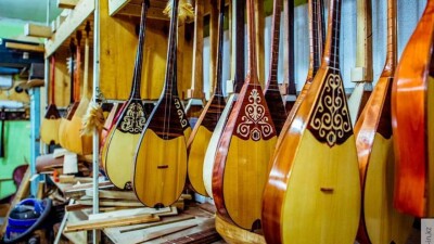 70 артистов выступят перед театром им. Абая в Алматы в честь Дня домбры