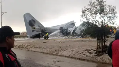 Деньги разлетелись по округе: самолёт разбился на шоссе в Боливии, погибли 15 человек