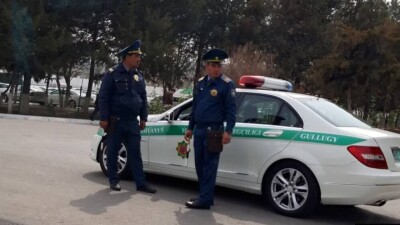 В Туркменистане снова останавливают тёмные автомобили и женщин-водителей