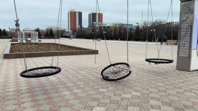 В Актау сломали новые качели за 2,5 млн тенге