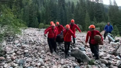 На высоте 3000 метров по каменистым тропам несли спасатели травмированного туриста в горах Алматинской области