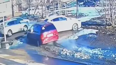 Пошла на таран: пьяная водительница без прав в Курчатове наехала на припаркованные машины