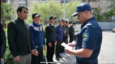Нелегальных трудовых мигрантов выдворили из Казахстана