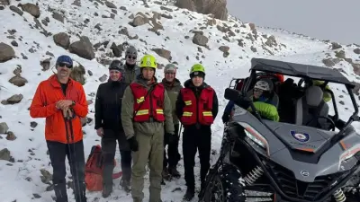 Спасатели эвакуировали травмированную иностранку с пика Пионер в горах Алматы