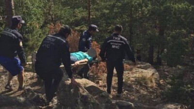 В Бурабае спасатели с высоты 400 метров спустили туристку со сломанной ногой