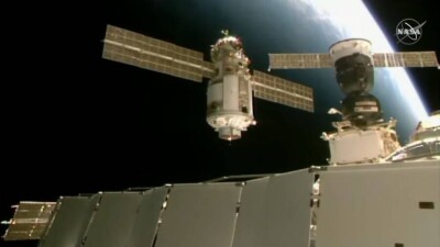 Космонавты Олег Новицкий и Пётр Дубров перешли на борт нового российского модуля "Наука".