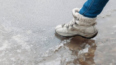 Фото на льду обернулось спасательной операцией в Павлодаре: девушка провалилась в воду
