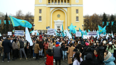 В Алматы проходит митинг партии Amanat в поддержку реформ президента