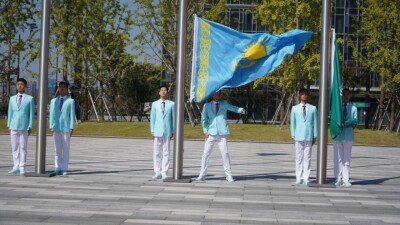 Флаг Казахстана подняли на Азиатских параиграх