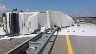ДТП с разлитой краской на трассе: более 1000 автомашин пришлось сопровождать полицейским в столицу